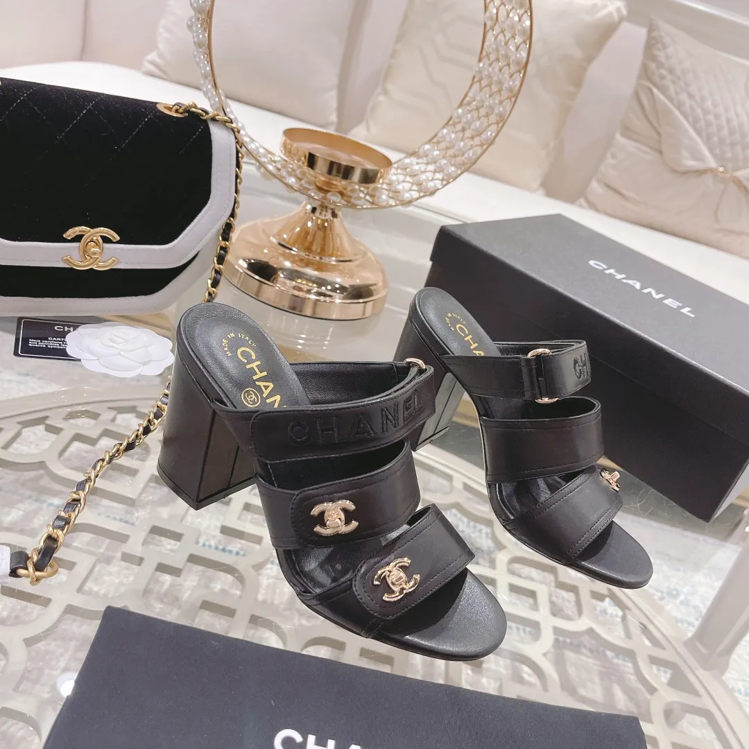 👟👟Ex-factory price 540👟👟 🌹🌹🌹2025 latest CHANEL Chanel early spring catwalk new model 🌸️Purchased the original version in Hong Kong and opened the mold exclusively. Top quality % genuine last developed with smooth lines. The shoe shape is perfect and can be safely entered and exited from the counter! Official website 1:1 production. 🇮🇹🇮🇹🇮🇹 Material: Mixed sheepskin imported from Italy & private molded double C buckle and letters are delicate, smooth, shiny and feel great! 💅The fabric and the feet are made of the same material, which is great on the feet! ! ! Color: black/apricot Code number: 34-40 (custom-made sizes 41 and 42 are non-refundable)